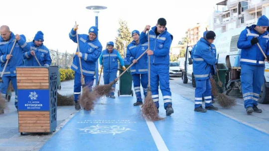 Başkan Çerçioğlu, Kuşadası'nda çevre bakım çalışmalarını sürdürüyor