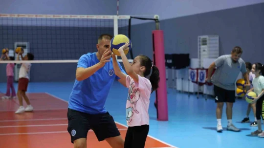 Başkan Çerçioğlu, minik sporcuları voleybolla buluşturuyor