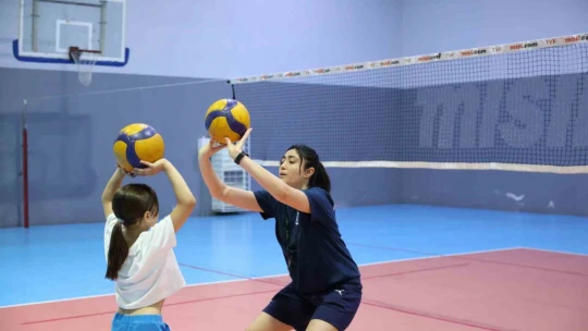 Başkan Çerçioğlu, minik sporcuları voleybolla buluşturuyor