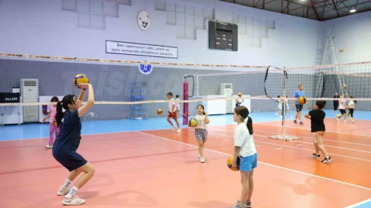 Başkan Çerçioğlu, minik sporcuları voleybolla buluşturuyor
