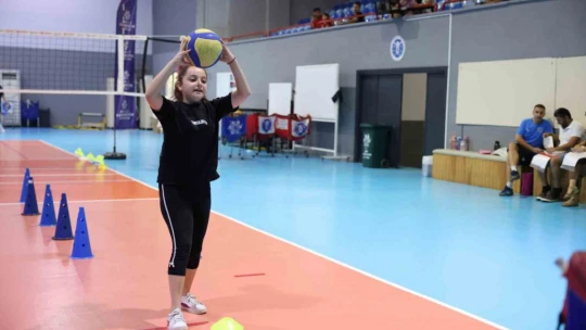 Başkan Çerçioğlu, minik sporcuları voleybolla buluşturuyor