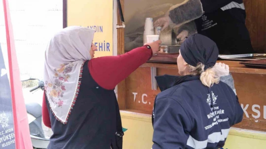 Başkan Çerçioğlu'nun vatandaş ve pazarcı esnafına sıcak çorba ikramı sürüyor