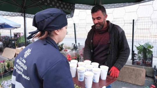 Başkan Çerçioğlu'nun vatandaş ve pazarcı esnafına sıcak çorba ikramı sürüyor