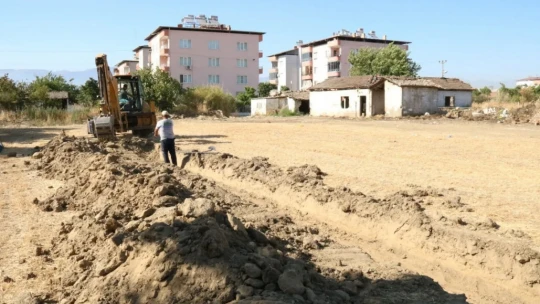 Başkan Ercan, halı saha yapımına başladıklarını duyurdu