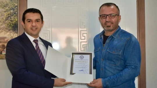 Başkan Erol'a plaketle teşekkür ettiler