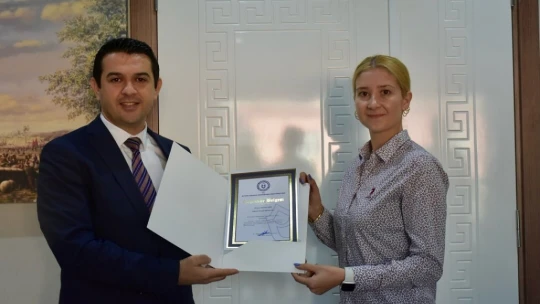 Başkan Erol'a plaketle teşekkür ettiler