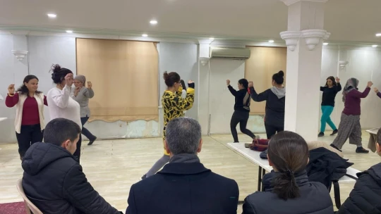 Başkan Erol, kursiyerlerle zeybek rüzgarı estirdi