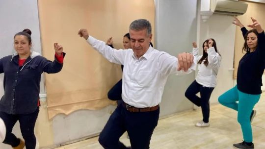 Başkan Erol, kursiyerlerle zeybek rüzgarı estirdi