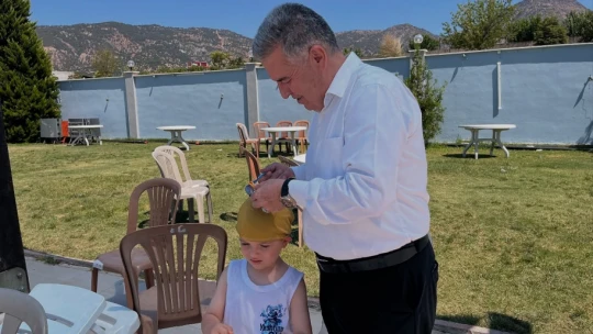 Başkan Erol yüzme kursuna katılan çocukların ilk gün heyecanına ortak oldu