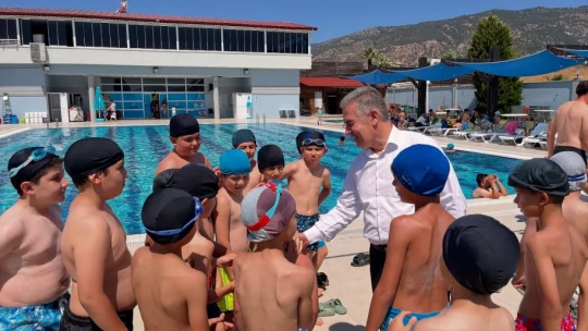 Başkan Erol yüzme kursuna katılan çocukların ilk gün heyecanına ortak oldu