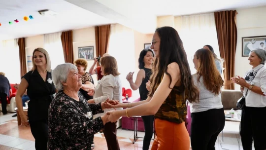 Başkan Gençay: 'Annelerimizin yüzü hep gülsün'
