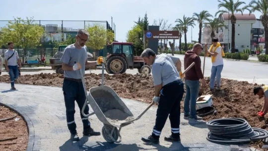 Başkan Gençay, Ayşenur Ezgi Eygi Parkı'ndaki çalışmaları yerinde inceledi