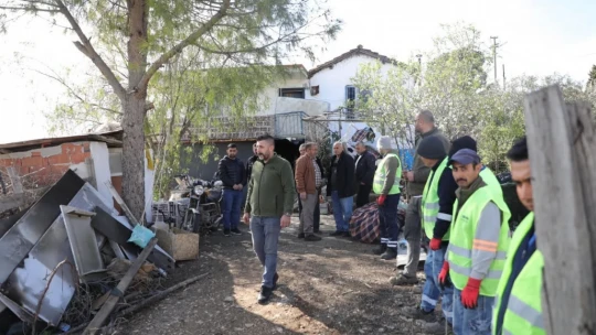 Başkan Gençay'dan evi yanan aileye yardım eli