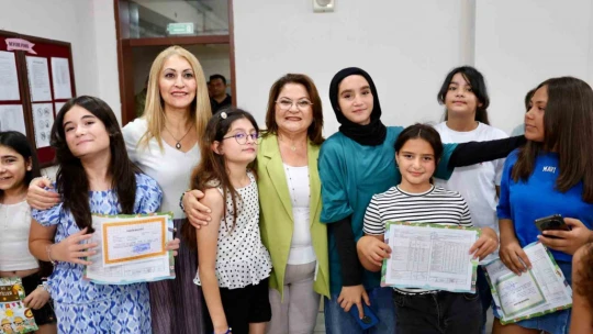 Başkan Gençay, öğrencilerin karne sevincine ortak oldu