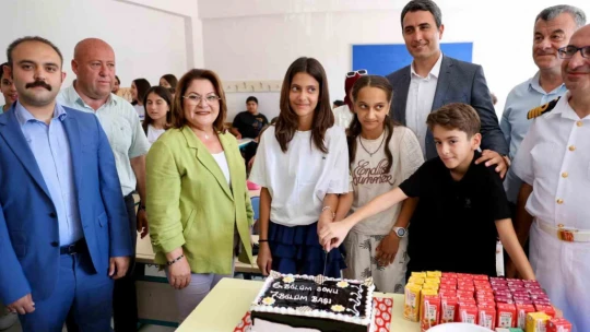 Başkan Gençay, öğrencilerin karne sevincine ortak oldu