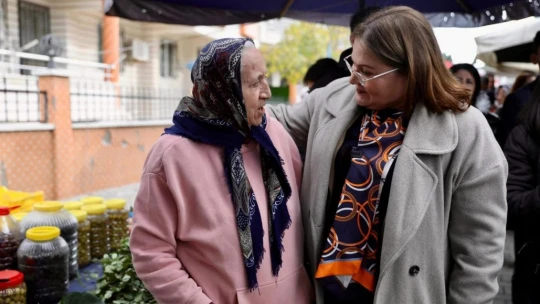 Başkan Gençay, pazarda vatandaşlarla buluştu