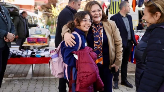 Başkan Gençay, pazarda vatandaşlarla buluştu