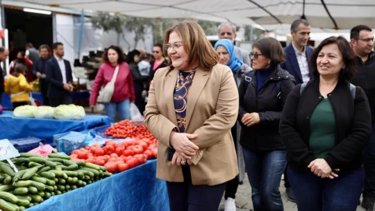 Başkan Gençay, pazarda vatandaşlarla buluştu