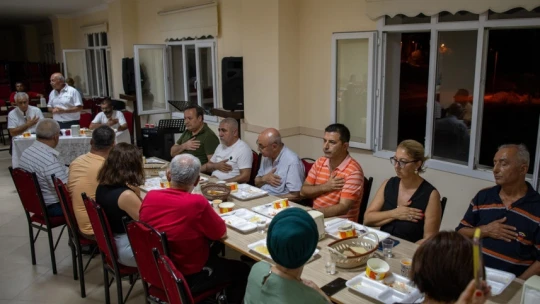Başkan Günel Davutlar Cemevi'nde 'Matem orucu' açma yemeğine katıldı