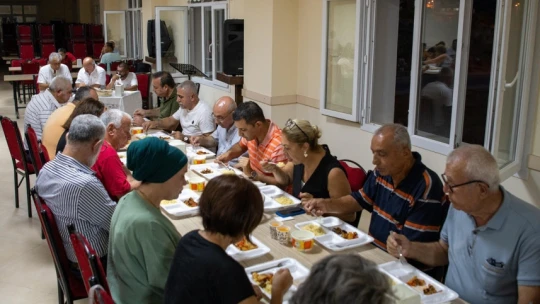 Başkan Günel Davutlar Cemevi'nde 'Matem orucu' açma yemeğine katıldı