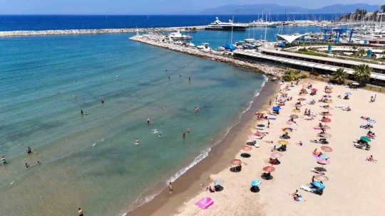 Başkan Günel'in ücretsiz şezlong ve şemsiye hizmeti diğer kıyı belediyelerine örnek olacak