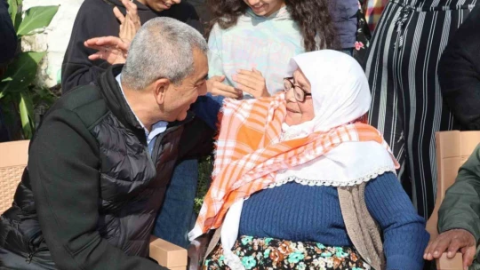 Başkan Kaplan'dan cumhuriyetle yaşıt Fatma nineye vefa