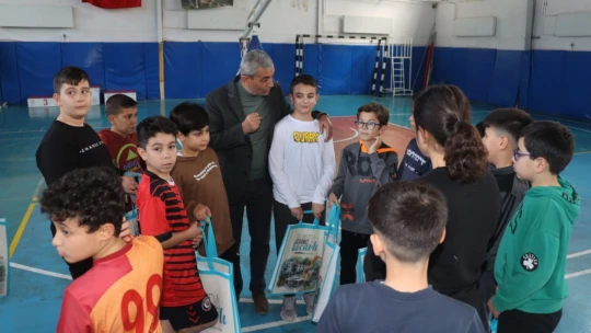 Başkan Kaplan'dan sporculara malzeme desteği
