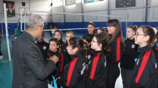 Başkan Kaplan'dan sporculara malzeme desteği