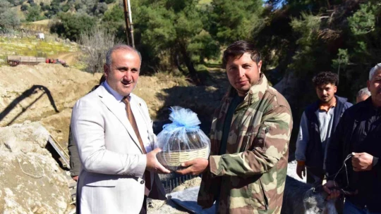 Başkan Kaya Arzular'a köprü için ilk betonu döktü