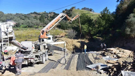 Başkan Kaya Arzular'a köprü için ilk betonu döktü