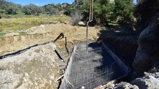 Başkan Kaya Arzular'a köprü için ilk betonu döktü