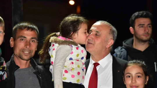 Başkan Kaya, çiçek ve meşalelerle karşılandı