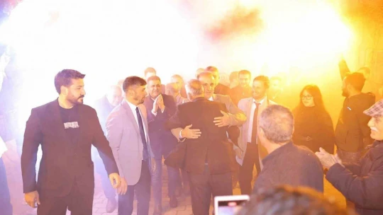Başkan Kaya, çiçek ve meşalelerle karşılandı