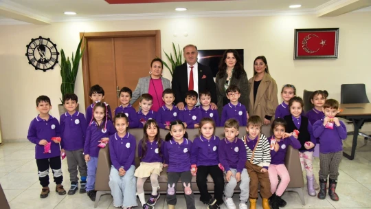 Başkan Kaya, çocukların isteklerini yerine getiriyor