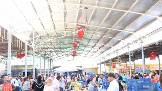 Başkan Kaya'dan Cuma Pazarı'na serinleten dokunuş