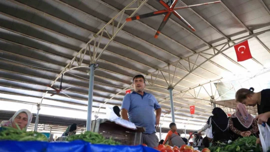 Başkan Kaya'dan Cuma Pazarı'na serinleten dokunuş