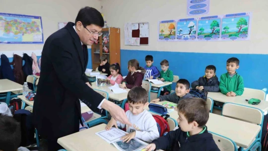 Başkan Özcan, Nazillili miniklere boyama kitabı hediye etti