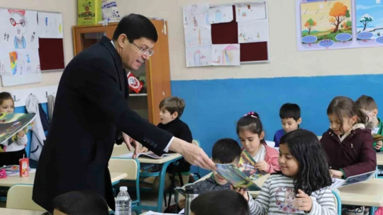 Başkan Özcan, Nazillili miniklere boyama kitabı hediye etti