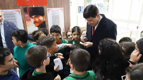 Başkan Özcan, Nazillili miniklere boyama kitabı hediye etti