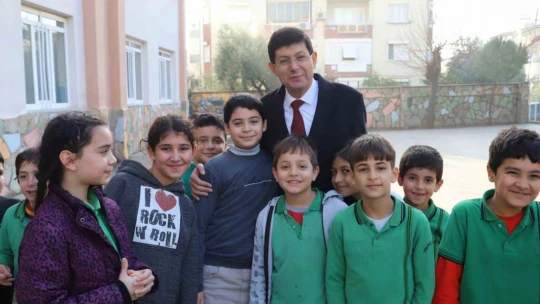 Başkan Özcan, Nazillili miniklere boyama kitabı hediye etti