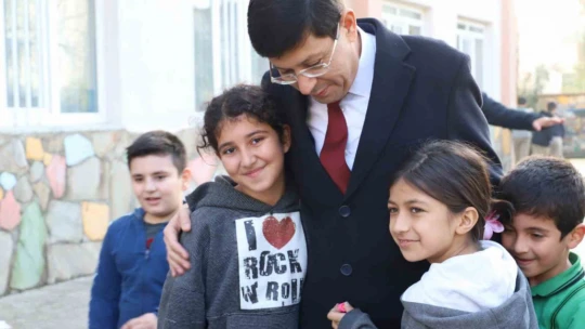 Başkan Özcan, Nazillili miniklere boyama kitabı hediye etti