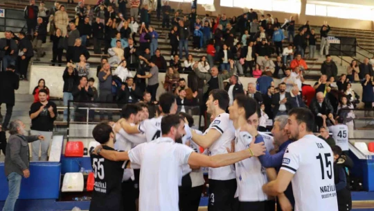 Başkan Özcan sporseverleri voleybol maçına davet etti