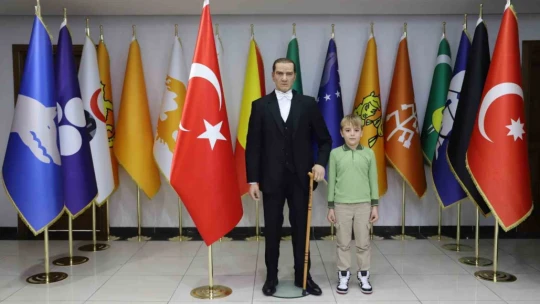 Başkan Özcan, vatandaşları Atatürk'ün balmumu heykelini göremeye davet etti