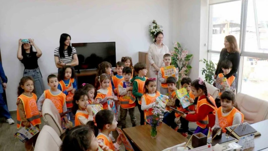 Başkan Özel minik öğrencileri ağırladı