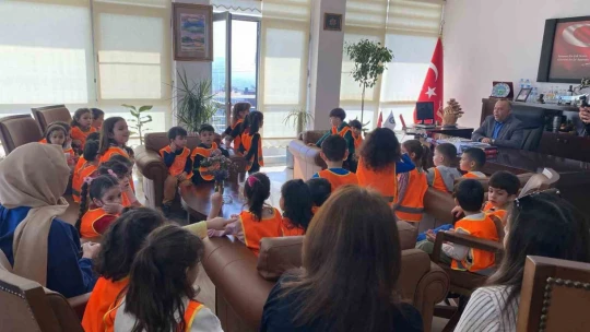 Başkan Özel minik öğrencileri ağırladı