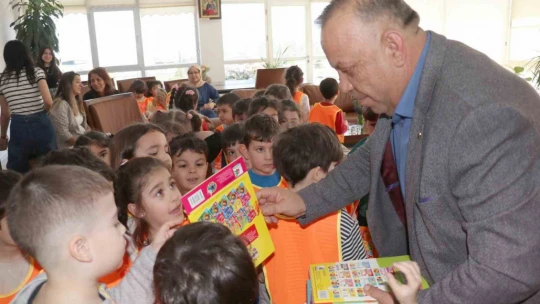 Başkan Özel minik öğrencileri ağırladı