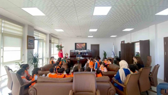 Başkan Özel minik öğrencileri ağırladı