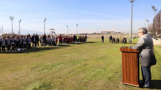 Başkan Tetik 2025 Sömestr Cup Futbol Şenliği'nde sporcularla buluştu