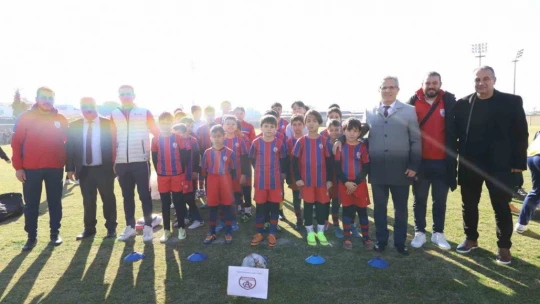 Başkan Tetik 2025 Sömestr Cup Futbol Şenliği'nde sporcularla buluştu