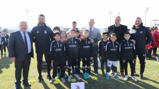 Başkan Tetik 2025 Sömestr Cup Futbol Şenliği'nde sporcularla buluştu